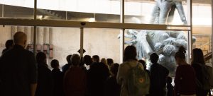 Obrázky ukazujú skupinu žiakov, ktorí sú na návšteve Múzea SNP a prezerajú si zbierkové predmety. Repliky predmetov držia lektori v rukách a ukazujú ich žiakom.